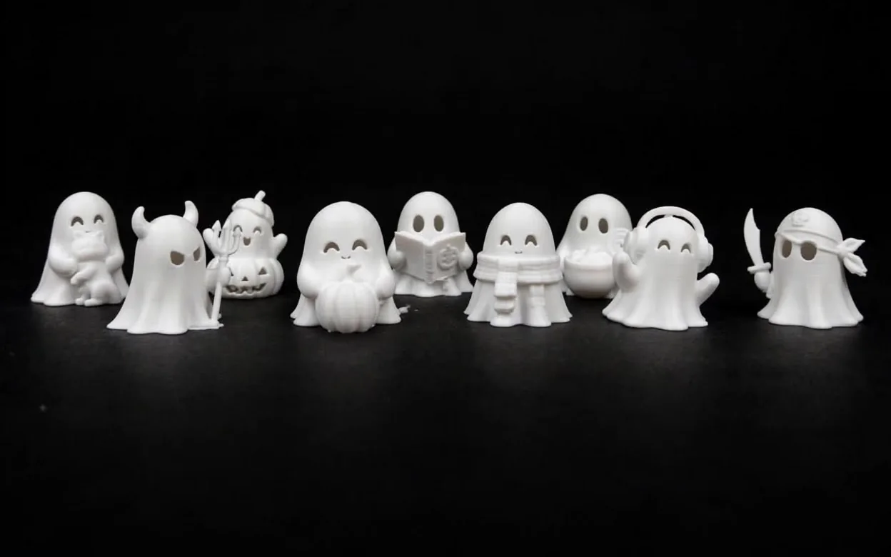 Nove fantasmini di Halloween stampati in 3D, ognuno con un accessorio diverso