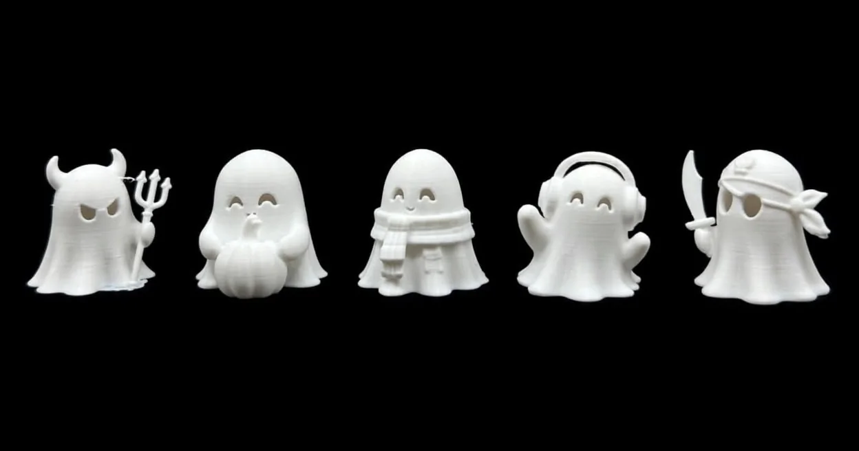 Cinque fantasmini di Halloween stampati in 3D in bianco